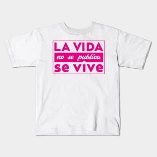 Spanish quote | La Vida no se publica se Vive Kids T-Shirt